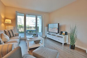 Fernseher, DVD-Player, Stereoanlage