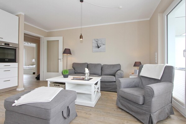 Fernseher, DVD-Player, Stereoanlage