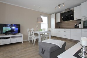 Fernseher, DVD-Player, Stereoanlage