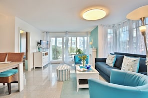 Fernseher, DVD-Player, Bücher, Stereoanlage