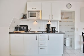 Kühlschrank, Mikrowelle, Herdplatte, Geschirrspüler