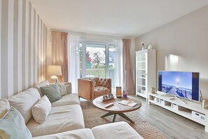 Fernseher, DVD-Player, Stereoanlage