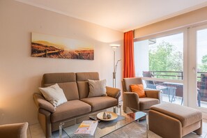 Fernseher, Tischtennisplatte, Stereoanlage