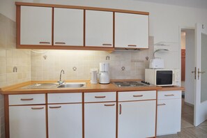 Kühlschrank, Mikrowelle, Herdplatte, Wasserkocher mit Kaffee-/Teezubehör