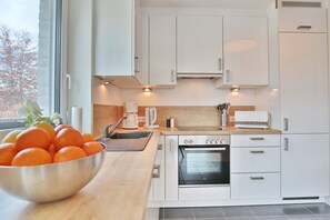 Réfrigérateur, four à micro-ondes, un four, surface de cuisson