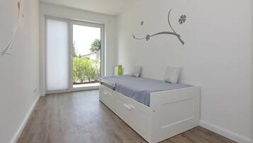 2 bedrooms, travel crib, free WiFi