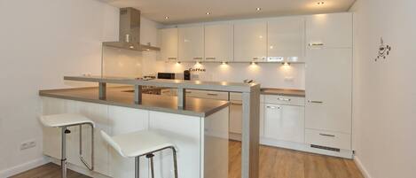 ثلاجة، ميكروويف، فرن، موقد طهي مسطح