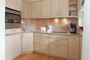 Kühlschrank, Ofen, Herdplatte, Wasserkocher mit Kaffee-/Teezubehör