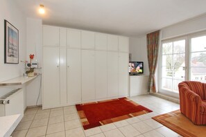 Fernseher, DVD-Player, Stereoanlage