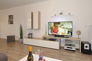 Fernseher, DVD-Player, Stereoanlage