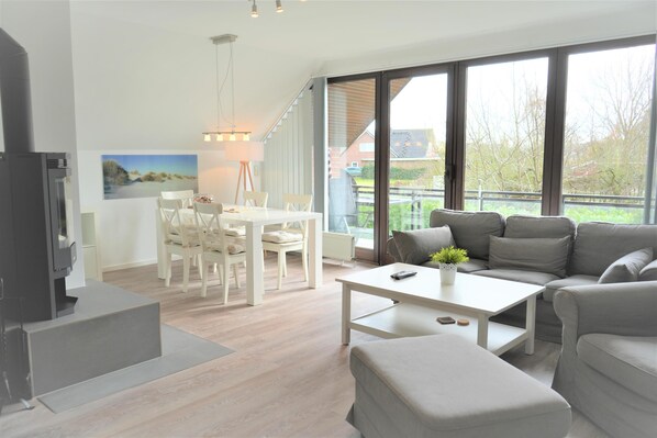 Fernseher, Kamin, Stereoanlage