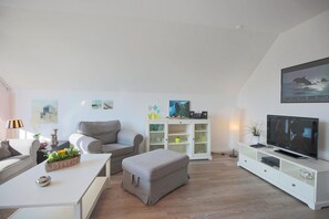 Fernseher, Kamin, Stereoanlage