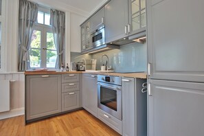 Kühlschrank, Mikrowelle, Ofen, Herdplatte