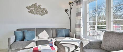 Una televisión, un reproductor estéreo