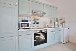 Mikrowelle, Wasserkocher mit Kaffee-/Teezubehör