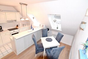 Kühlschrank, Geschirrspüler, Wasserkocher mit Kaffee-/Teezubehör