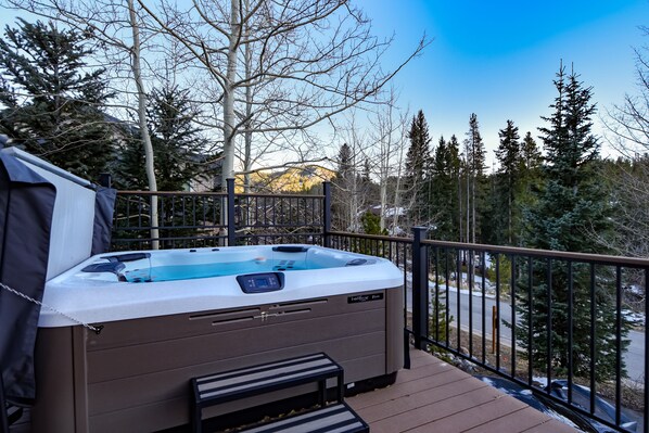 Outdoor spa tub