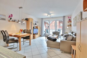 Fernseher, DVD-Player, Stereoanlage