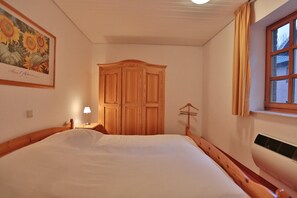 2 Schlafzimmer, Bügeleisen/Bügelbrett