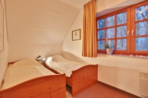 2 Schlafzimmer, Bügeleisen/Bügelbrett
