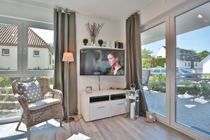 Fernseher, DVD-Player, Stereoanlage