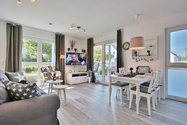 Fernseher, DVD-Player, Stereoanlage