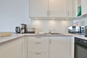 Kühlschrank, Mikrowelle, Herdplatte, Wasserkocher mit Kaffee-/Teezubehör