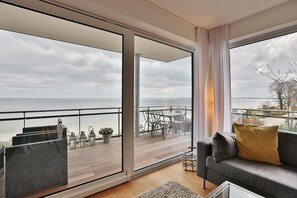 Fernseher, DVD-Player, Stereoanlage