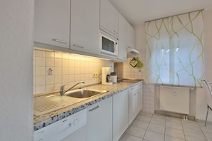 Kühlschrank, Mikrowelle, Herdplatte, Geschirrspüler