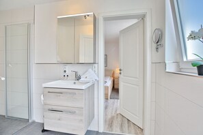 Dusche, Haartrockner, Handtücher