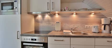 Réfrigérateur, micro-ondes, four, plaque de cuisson