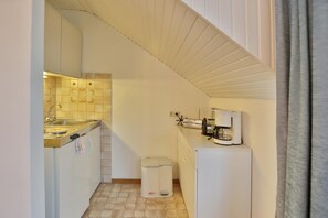 Kühlschrank, Herdplatte, Wasserkocher mit Kaffee-/Teezubehör, Toaster