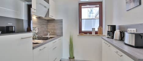 Plaque de cuisson, lave-vaisselle, cafetière/bouilloire, grille-pain