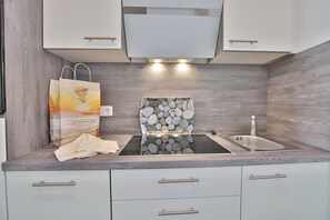 Herdplatte, Geschirrspüler, Wasserkocher mit Kaffee-/Teezubehör, Toaster