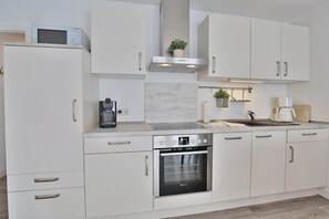 Een koelkast, een magnetron, een oven, een kookplaat