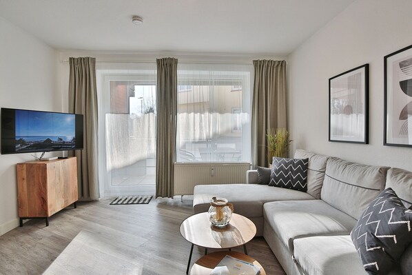 Een televisie en een stereo