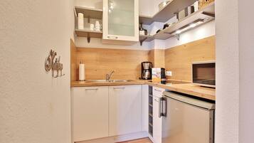 Køleskab, mikrobølgeovn, opvaskemaskine, kaffe-/temaskine