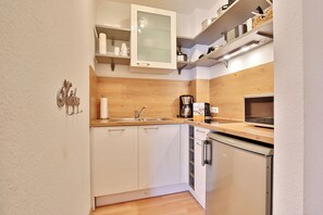 ثلاجة، ميكروويف، غسالة أطباق، ماكينة لصنع القهوة/الشاي