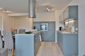 ثلاجة، فرن، موقد طهي مسطح، غسالة أطباق