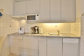 Kühlschrank, Mikrowelle, Herdplatte, Geschirrspüler