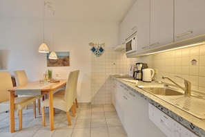 Kühlschrank, Mikrowelle, Herdplatte, Geschirrspüler