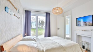 Makuuhuoneessa on sänky, televisio ja ikkunasta avautuva näkymä ulos.