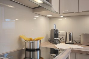 Kühlschrank, Mikrowelle, Ofen, Herdplatte