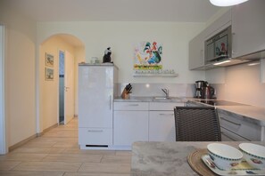 Kühlschrank, Mikrowelle, Herdplatte, Geschirrspüler