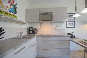 Fridge, microwave, stovetop, dishwasher - Strandglück Appartement 4A (Scharbeutz)