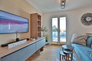 Fernseher, DVD-Player, Bücher, Stereoanlage