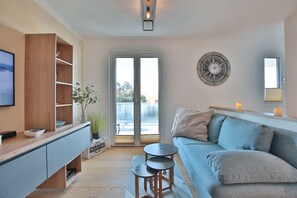 Fernseher, DVD-Player, Bücher, Stereoanlage