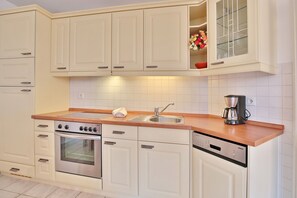 Kühlschrank, Ofen, Herdplatte, Geschirrspüler