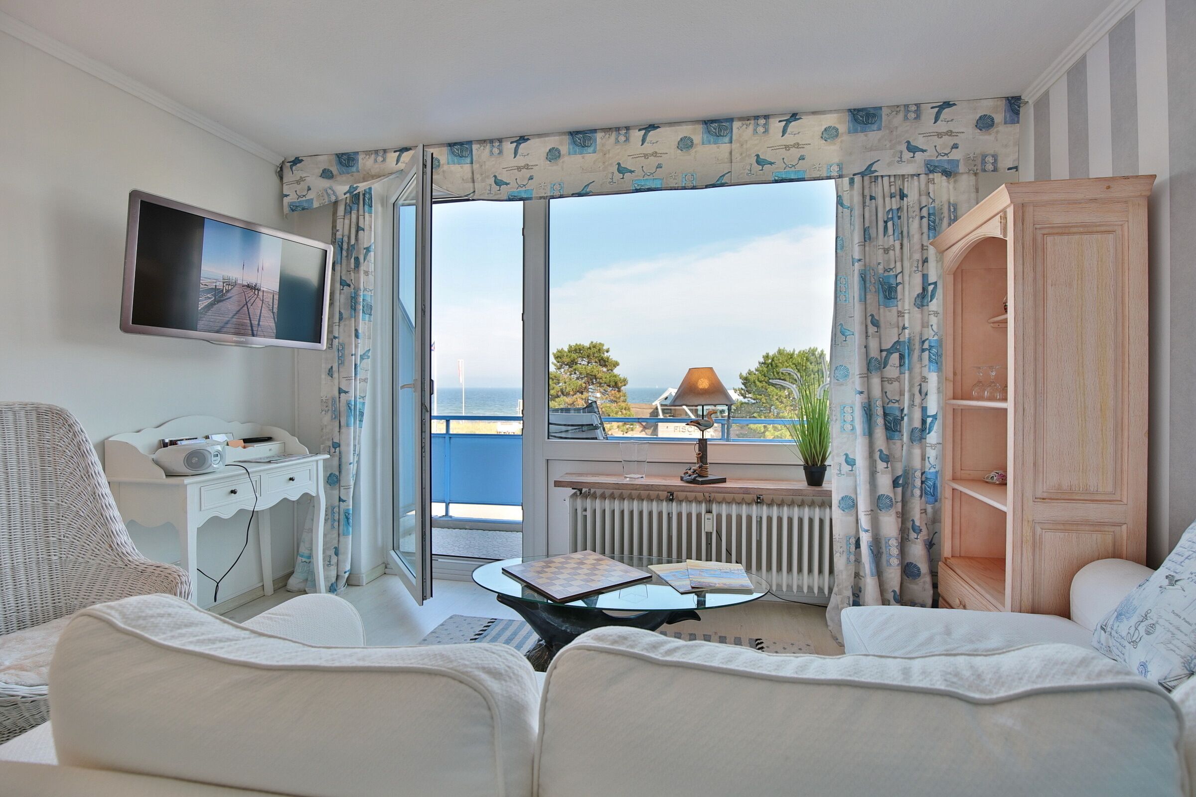 テレビ、DVD プレーヤー、ステレオ