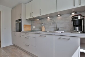 Refrigerador, horno, parrilla de estufa y lavavajillas 